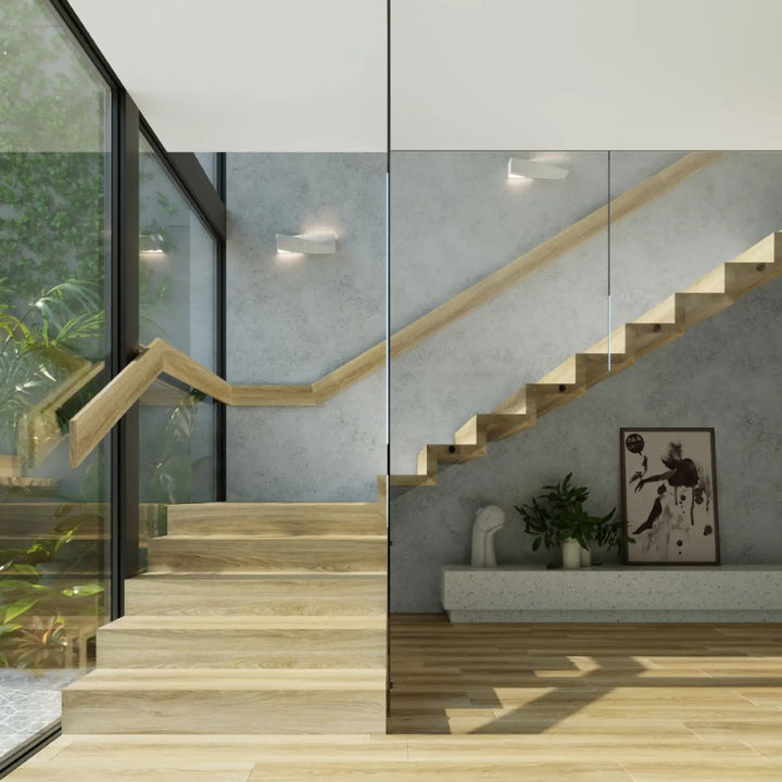 Applique sigma en béton durable installée sur un mur en béton minimaliste près d un escalier en bois et verre