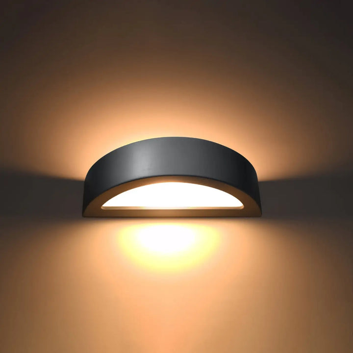 Applique murale grise atena en céramique avec lumière led semi-circulaire moderne et design minimaliste