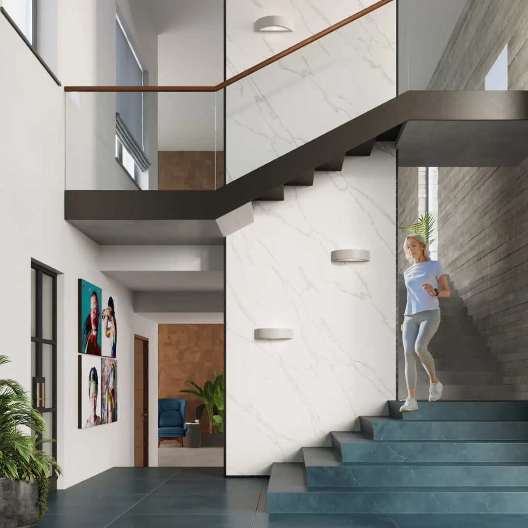 Applique murale atena gris en céramique avec belle lumière et escalier moderne aux marches gris foncé et marbre blanc