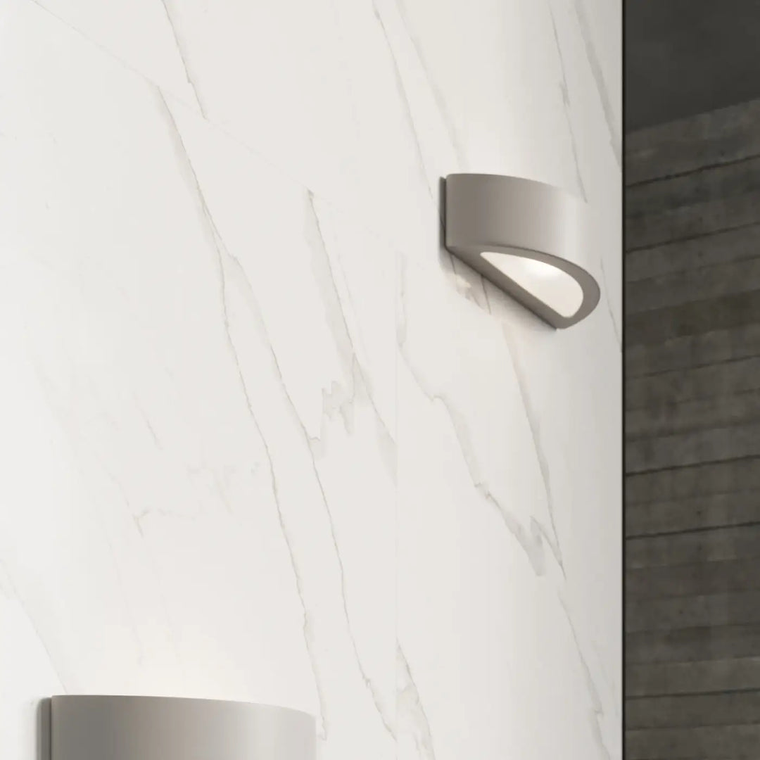Applique murale atena gris en céramique avec belle lumière, design moderne argenté et diffuseur en verre dépoli
