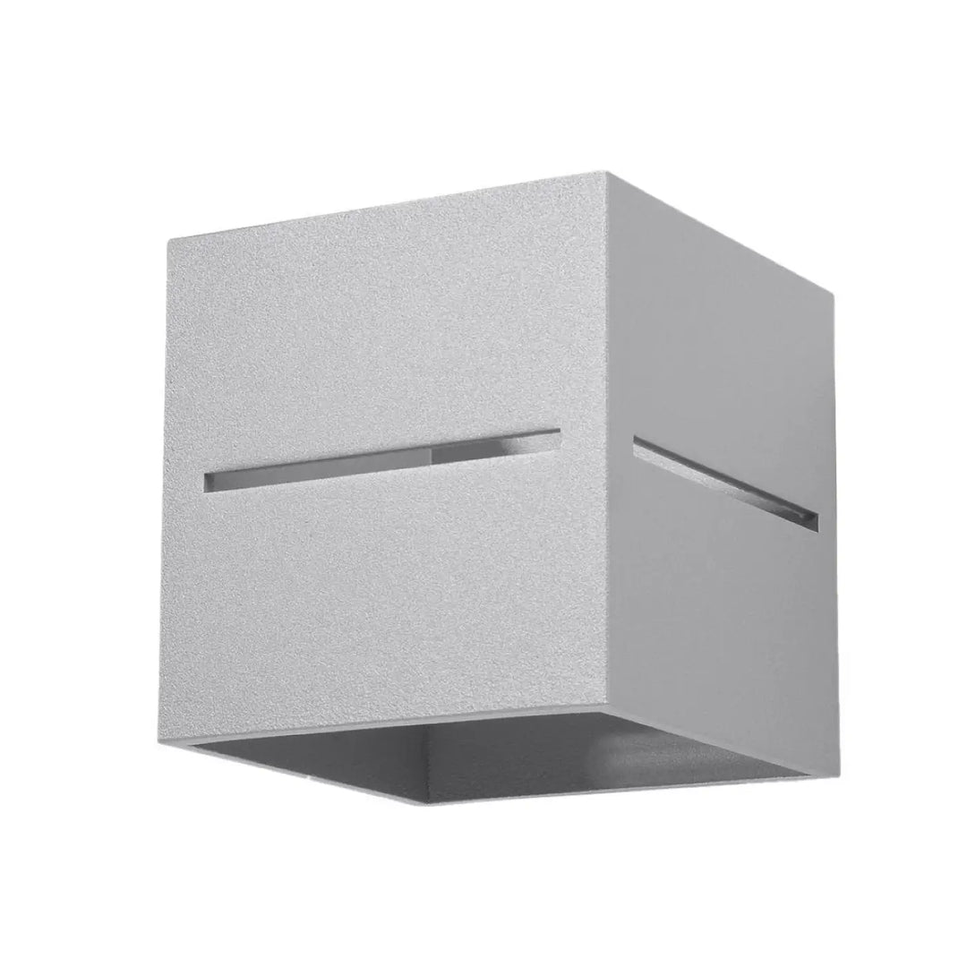 Applique murale lobo gris moderne en forme de cube avec finition mate argentée et perforation linéaire double pour extérieur