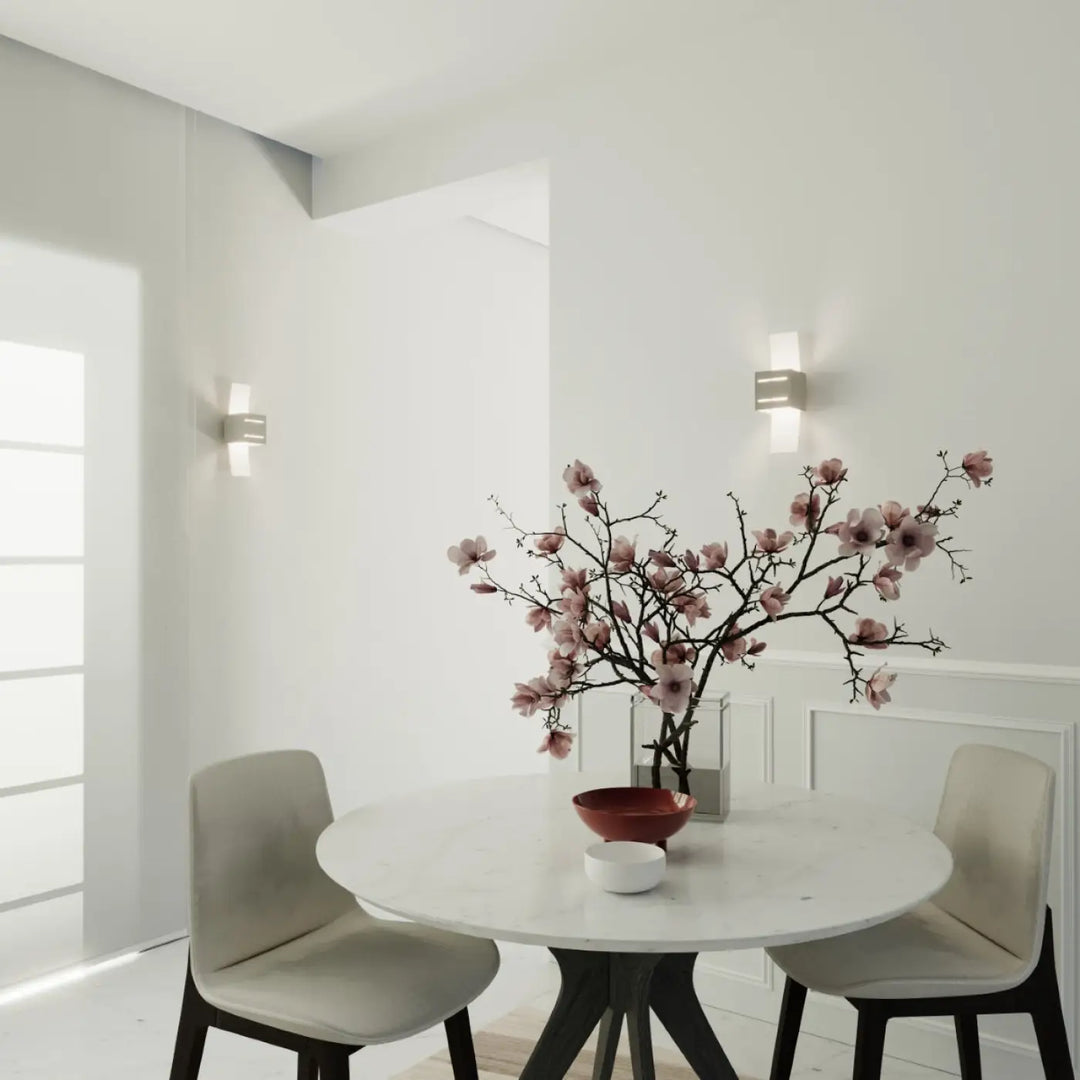 Applique murale moderne loreto gris avec vase en verre transparent et magnolias roses pour un spectacle lumineux élégant avec perforation linéaire