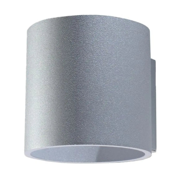 Kinkiet orbis gris en métal avec finition mate texturée conçu pour usage extérieur bois naturel