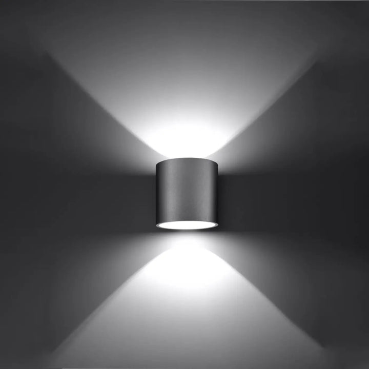 Kinkiet orbis gris en métal avec finition moderne émettant un faisceau lumineux ciblé pour intérieur contemporain