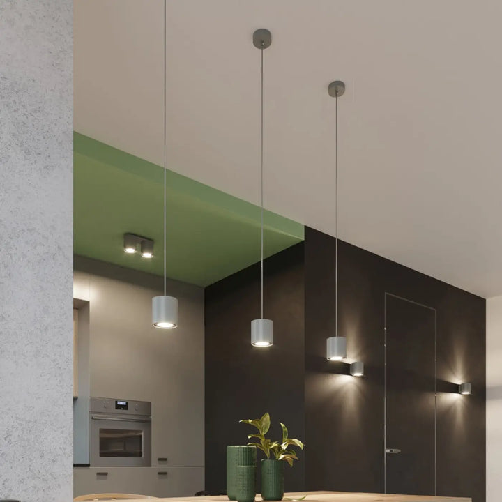 Trois kinkiet orbis cylindriques gris mat suspendus au plafond en bois naturel pour une applique murale moderne