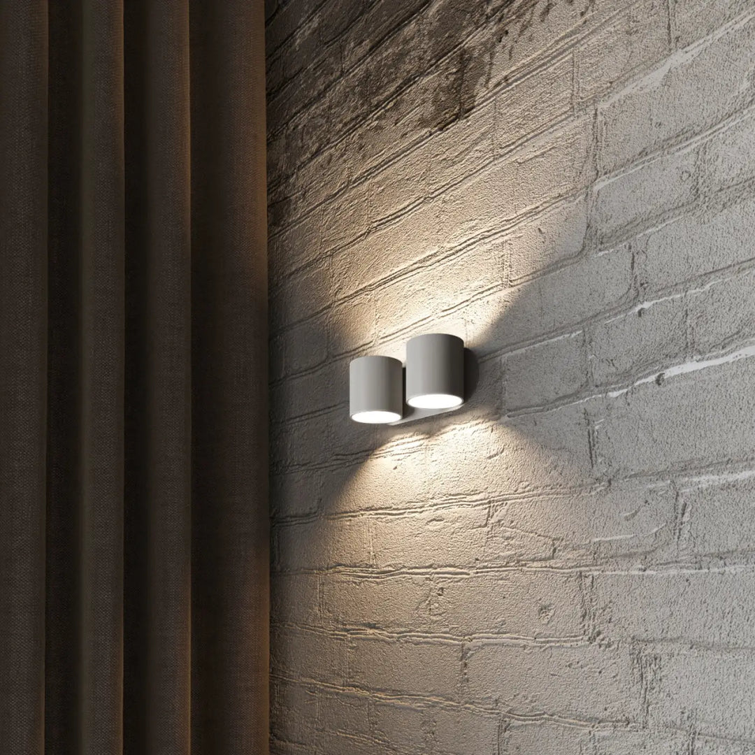 Kinkiet orbis gris cylindrique moderne à deux lumières avec bois naturel émettant une lueur chaude