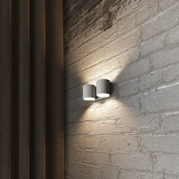 Kinkiet orbis gris cylindrique moderne à deux lumières avec bois naturel émettant une lueur chaude