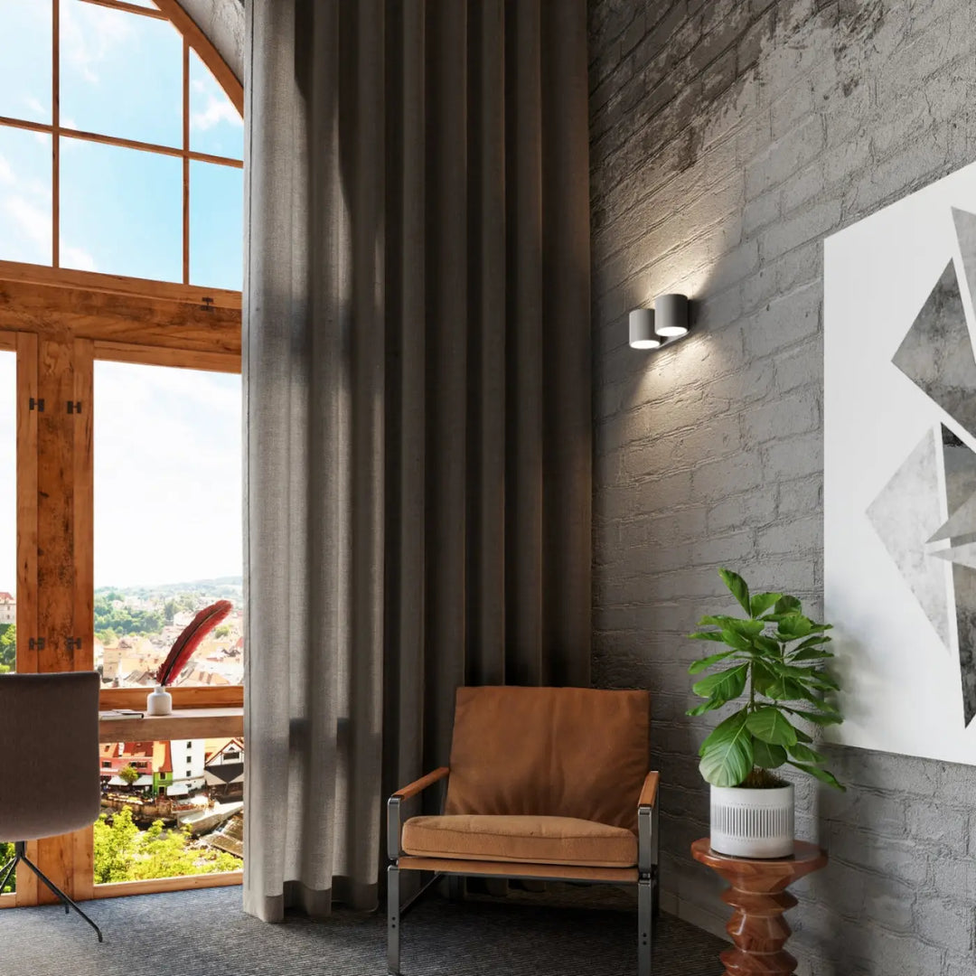 Applique murale orbis 2 gris avec structure métal et cuir marron, associant design moderne et bois naturel