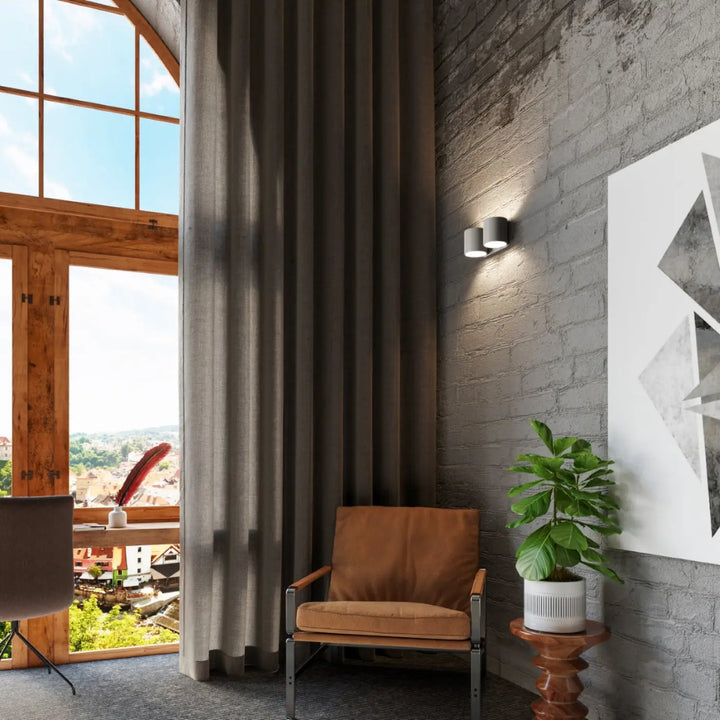 Applique murale orbis 2 gris avec structure métal et cuir marron, associant design moderne et bois naturel