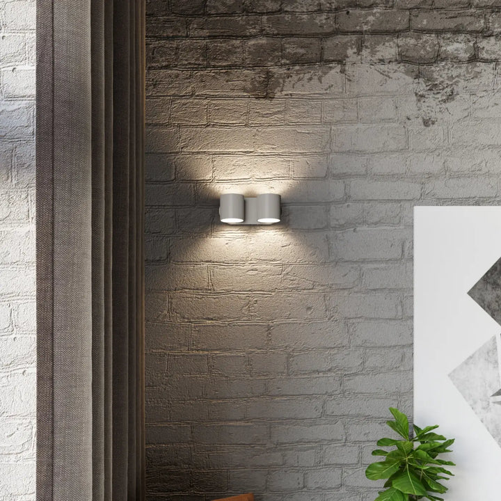 Kinkiet orbis gris en métal cylindrique avec bois naturel émet une lumière chaude moderne pour mur intérieur