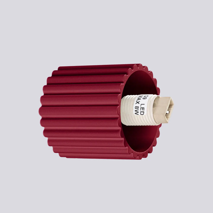 Applique murale halo bordeaux avec porte ampoule led rouge cannelé base beige et étiquette blanche pour bureau décorative