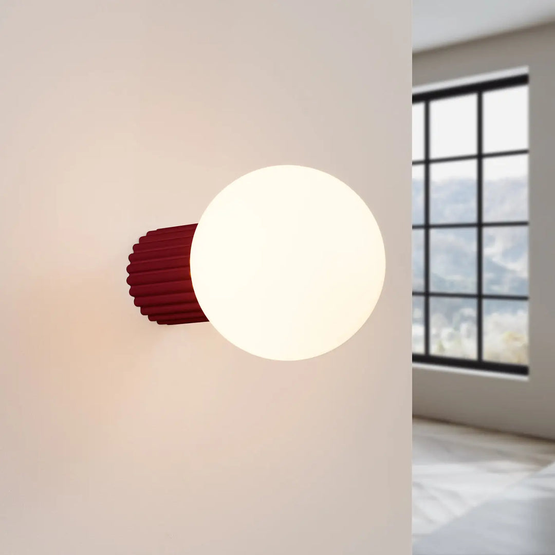 Applique murale lampe halo bordeaux avec base cylindrique cannelée mate et sphère laiteuse pour bureau décorative