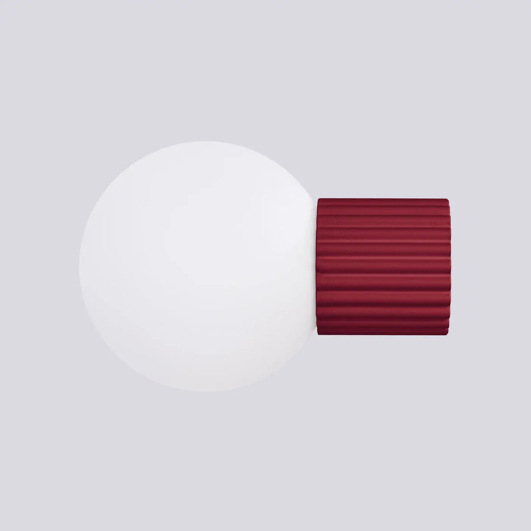 Applique murale lampe halo avec base métallique bordeaux texturée et sphère laiteuse en verre pour bureau décorative