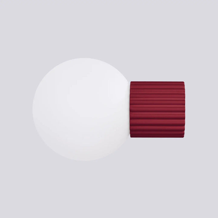 Applique murale lampe halo avec base métallique bordeaux texturée et sphère laiteuse en verre pour bureau décorative