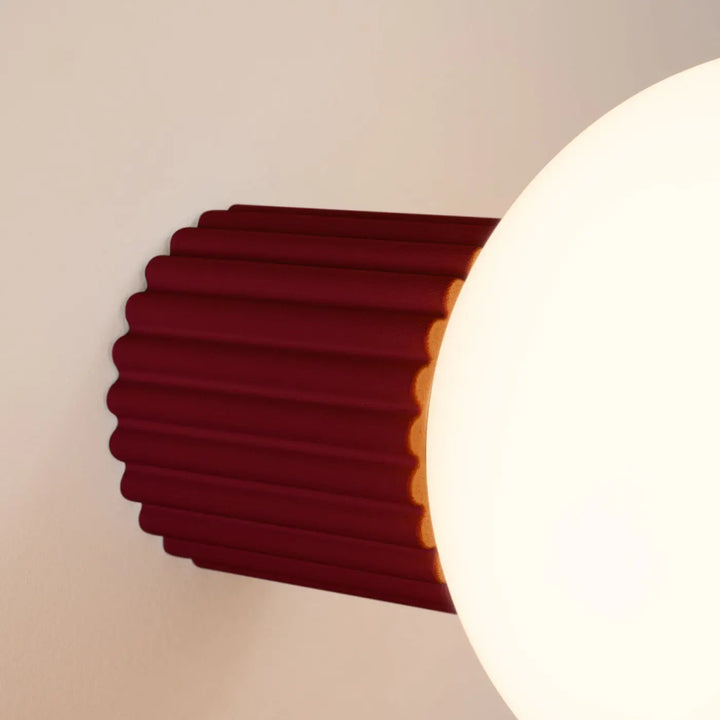 Applique murale lampe halo avec base cylindrique bordeaux et sphère laiteuse pour bureau décorative moderne