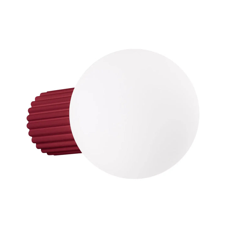 Applique murale lampe halo avec sphère laiteuse et base cylindrique bordeaux pour bureau décorative