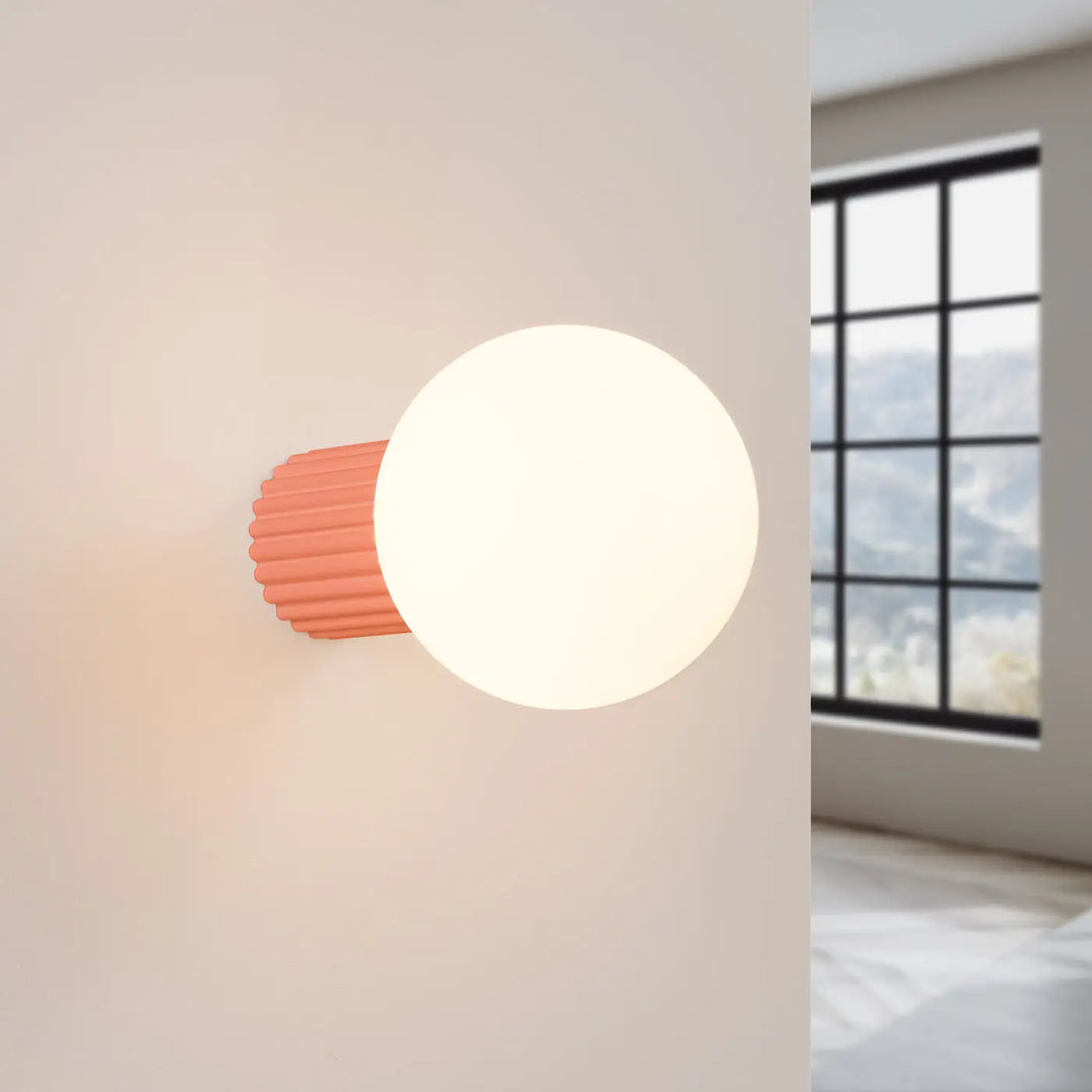 Applique murale halo corail en cylindre côtelé avec sphère laiteuse blanche, lampe halo idéale pour bureau décorative