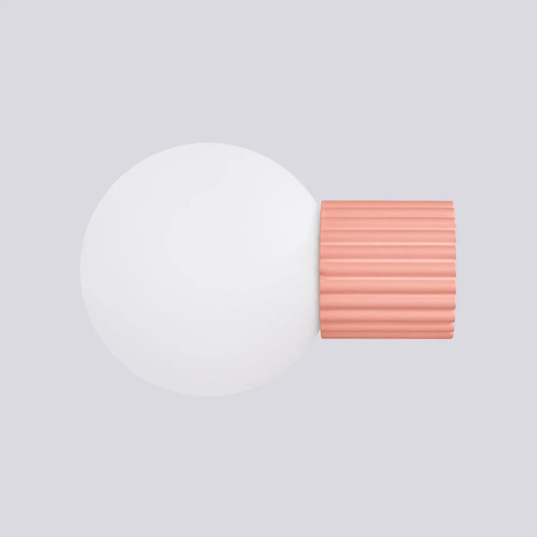 Applique murale lampe halo avec sphère laiteuse blanche et base cylindrique corail pour bureau décorative