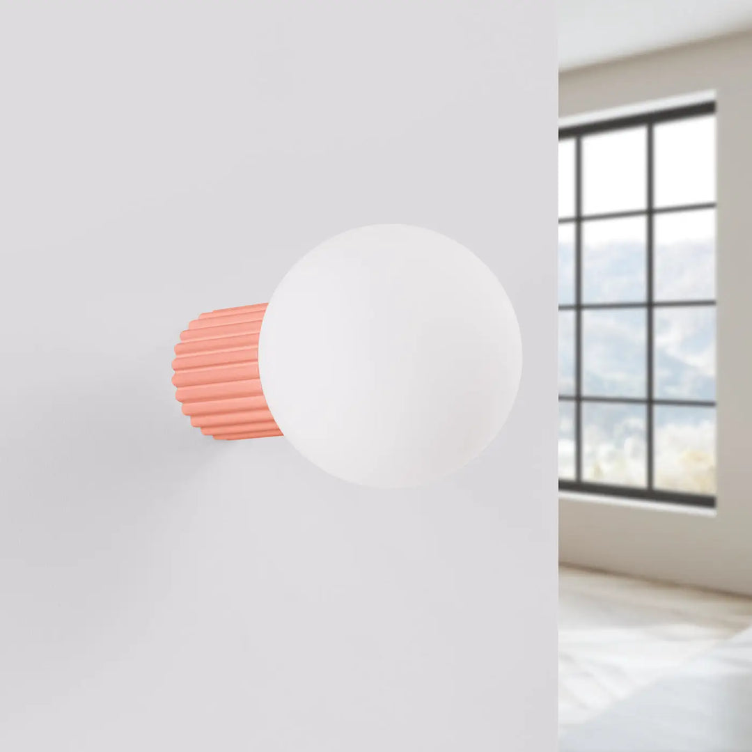 Applique murale lampe halo avec sphère laiteuse blanche mate et base corail texturée pour bureau décorative