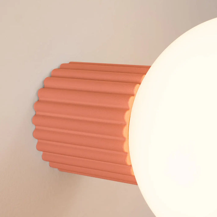 Applique murale lampe halo avec base cylindrique terracotta et sphère laiteuse blanche pour bureau décorative