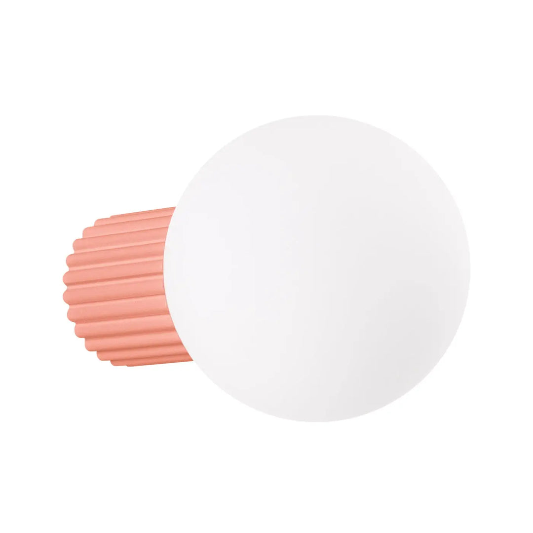 Applique murale lampe halo avec sphère laiteuse blanche mate sur base corail texturée pour bureau décorative