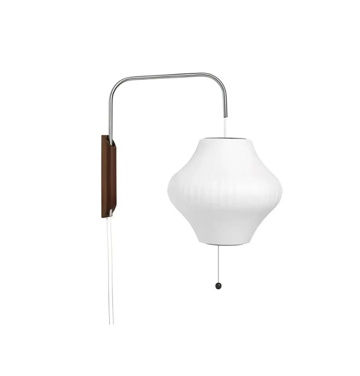 Applique murale hyggo avec abat-jour blanc cannelé en papier monté sur bras chromé incurvé et plaque murale en bois foncé pour besoin d’ouvrir