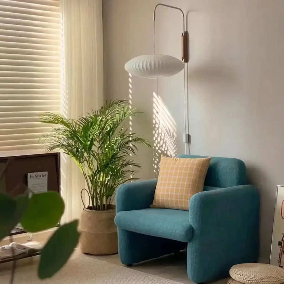 Teal fauteuil en tissu avec coussin jaune à carreaux dans le cadre de l applique murale hyggo pour besoin d ouvrir