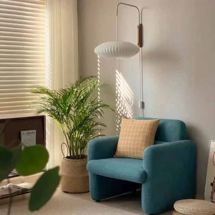 Teal fauteuil en tissu avec coussin jaune à carreaux dans le cadre de l applique murale hyggo pour besoin d ouvrir
