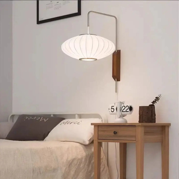 Applique murale hyggo moderne en papier blanc nervuré avec bras métallique élégant et plaque en bois pour besoin d’ouvrir