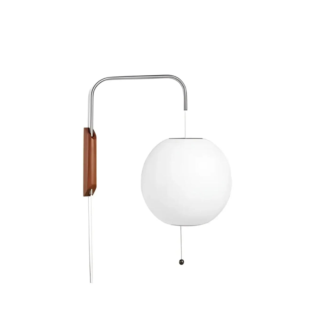 Applique murale hyggo blanche sphérique avec bras en chrome courbé et accent en bois pour besoin d’ouvrir