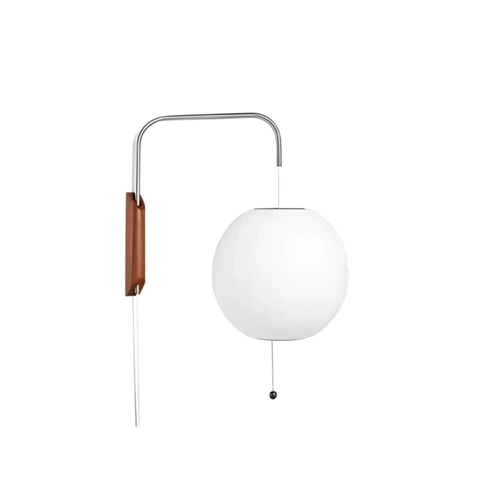 Applique murale hyggo blanche sphérique avec bras en chrome courbé et accent en bois pour besoin d’ouvrir