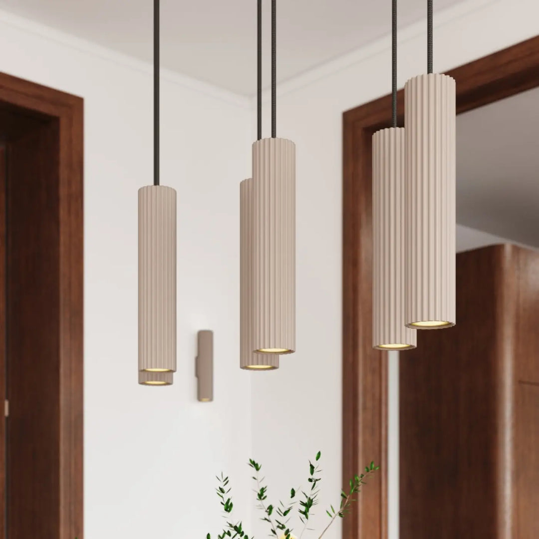 Applique murale ivar led 3000k taupe avec abat-jour modernes rainurés beige et cordons noirs design expressif confort d’utilisation