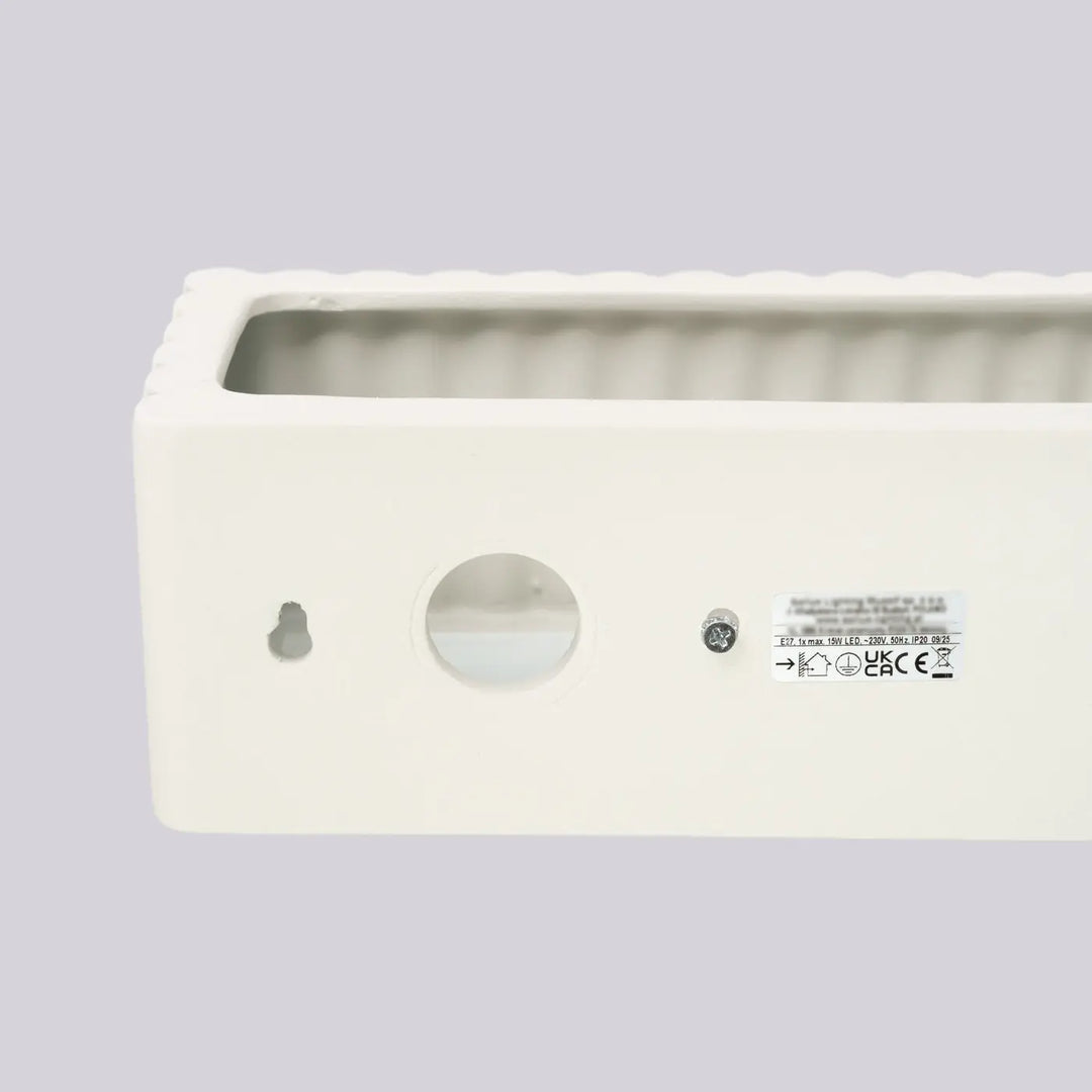 Applique murale rigata en céramique beige avec intérieur côtelé et extérieur lisse offrant une fonctionnalité élégante