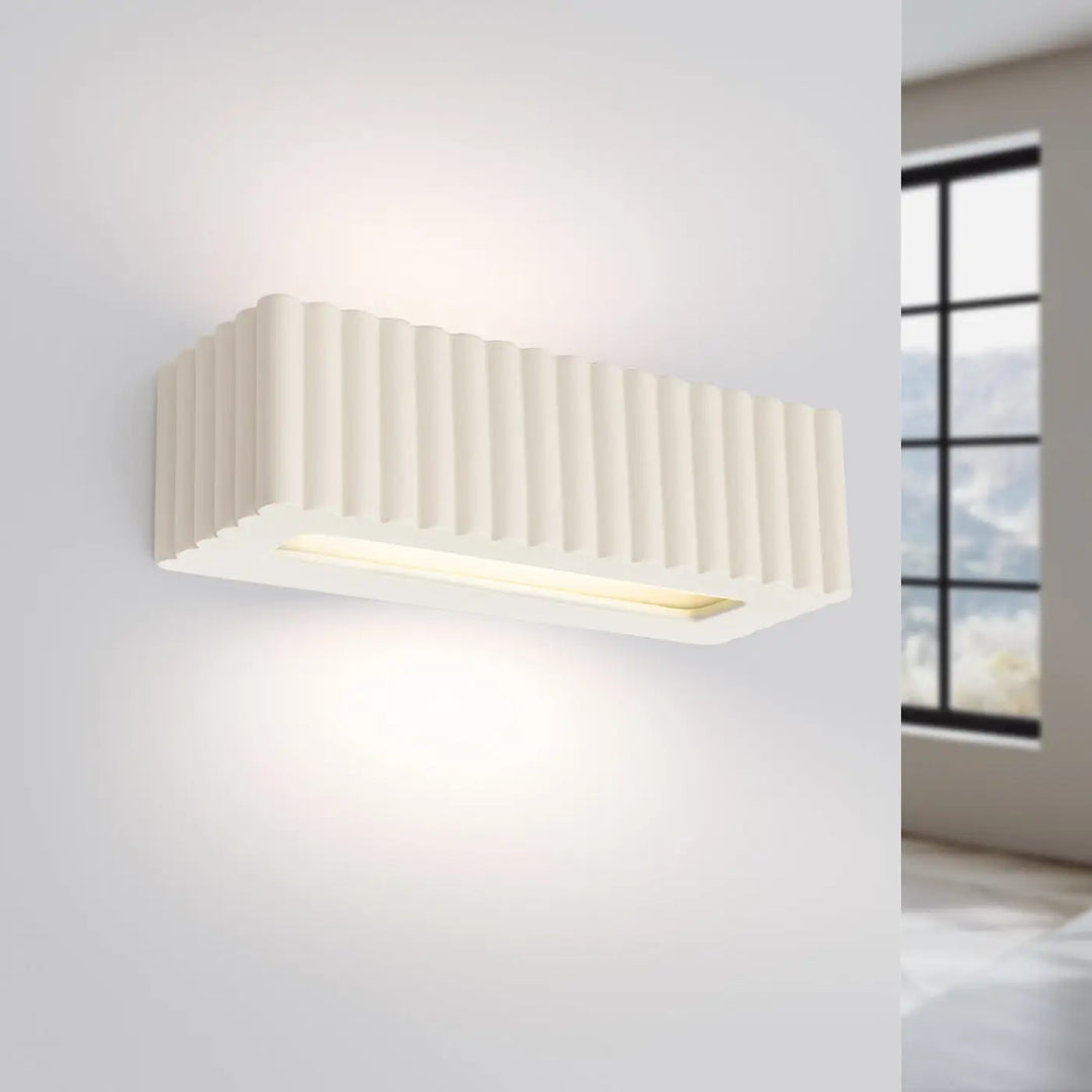 Applique murale rigata en céramique beige avec texture striée verticale et lampe cheminée rigata à led chaude élégante