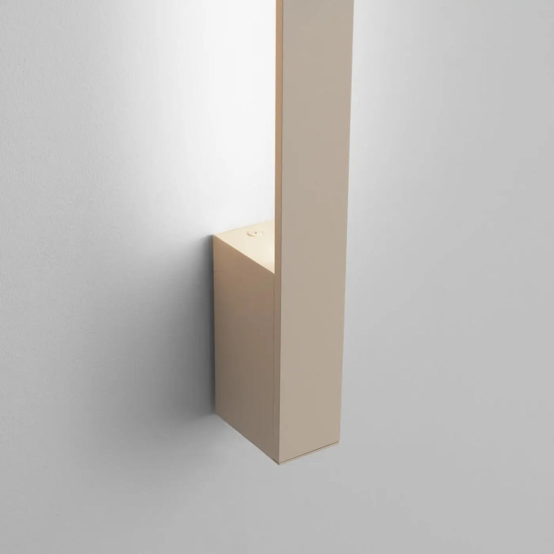 Applique murale beige avec boîtier allongé et module led intégré pour un éclairage minimaliste et moderne