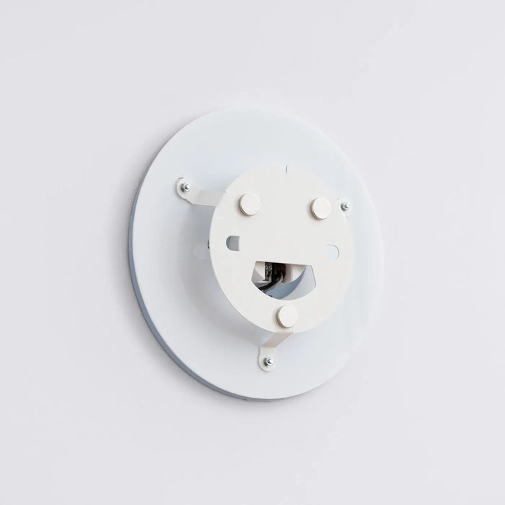 Applique murale seule beige avec design central visage et câblage visible de la collection borgen comprend 3000k