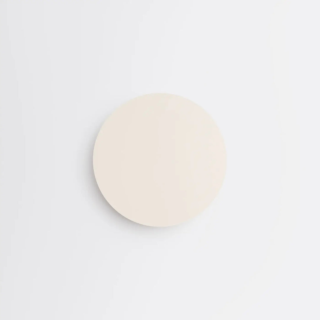Coaster circulaire crème avec finition mate lisse de la collection borgen comprend une seule applique murale moderne beige