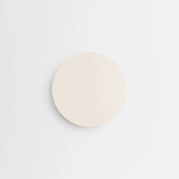 Coaster circulaire crème avec finition mate lisse de la collection borgen comprend une seule applique murale moderne beige