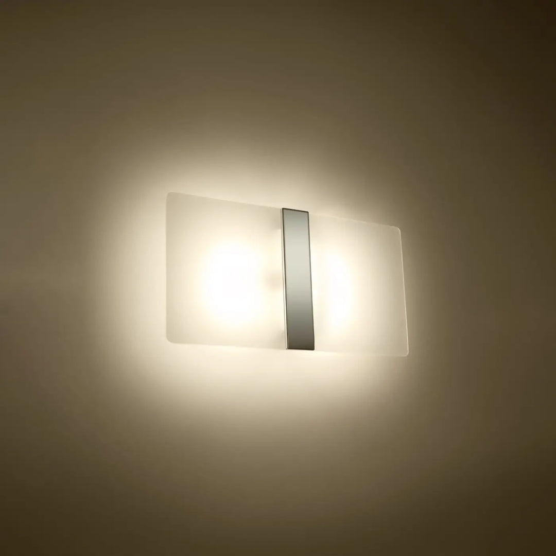 Applique murale azalia avec diffuseur en verre blanc met et accent metalique central pour un design intemporel