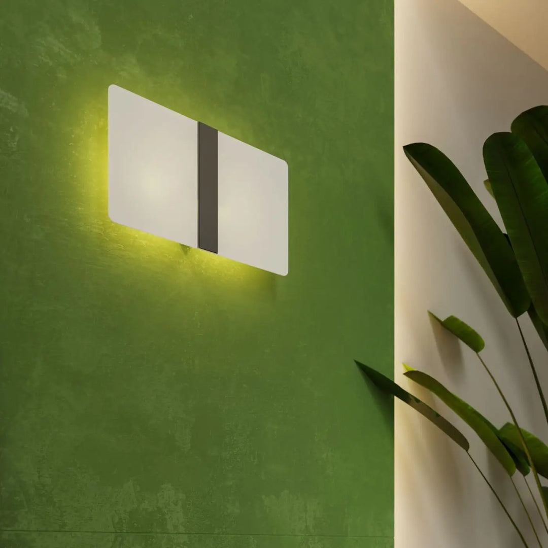 Applique murale azalia en verre blanc met avec un design intemporel blanc met magnifiquement illuminée d une lumière jaune chaude
