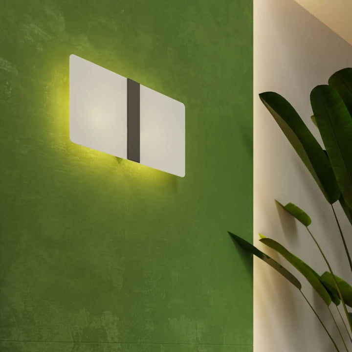 Applique murale azalia en verre blanc met avec un design intemporel blanc met magnifiquement illuminée d une lumière jaune chaude