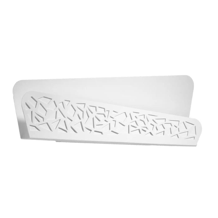 White metal magazine rack with geometric cutout pattern for murale aliza offering a solution minimaliste and atmosphère chaleureuse