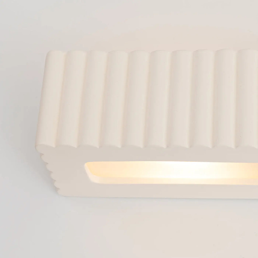 Applique murale rigata en céramique blanc avec lumière chaleureuse pour une fonctionnalité élégante et lampe cheminée rigata