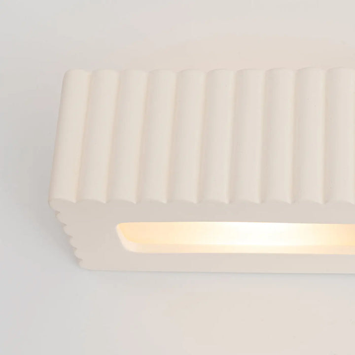 Applique murale rigata en céramique blanc avec lumière chaleureuse pour une fonctionnalité élégante et lampe cheminée rigata