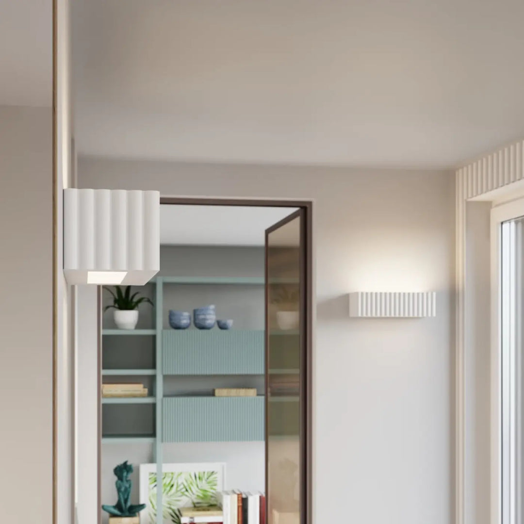 Applique murale rigata en céramique blanc avec un design modern et minimaliste offrant une fonctionnalité élégante
