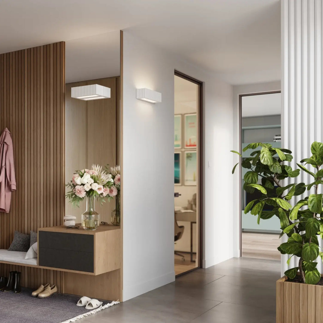 Applique murale rigata en céramique blanc avec finition blanche lisse et rainures verticales pour une fonctionnalité élégante