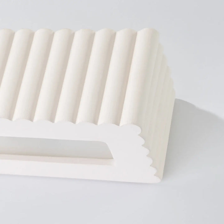 L’applique murale rigata en céramique blanc avec tray en plastique blanc nervuré et poignée intégrée fonctionnalité élégante