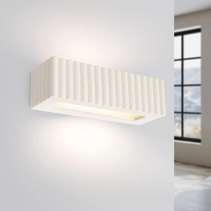 Applique murale rigata en céramique blanc avec texture rainurée verticale et éclairage led chaud pour fonctionnalité élégante