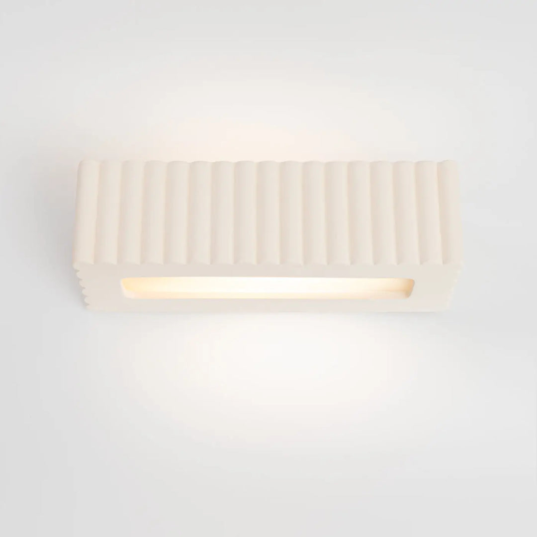 Off-white applique murale rigata en céramique blanc avec lumière centrale encastrée et fonctionnalité élégante