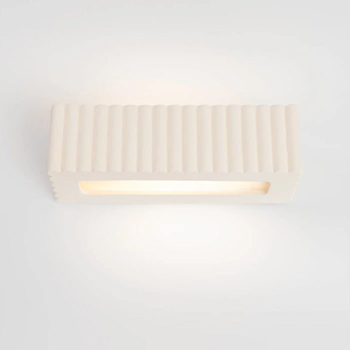 Off-white applique murale rigata en céramique blanc avec lumière centrale encastrée et fonctionnalité élégante